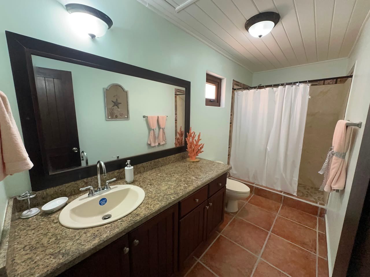 WEST BAY ROAD CONDOMINIO