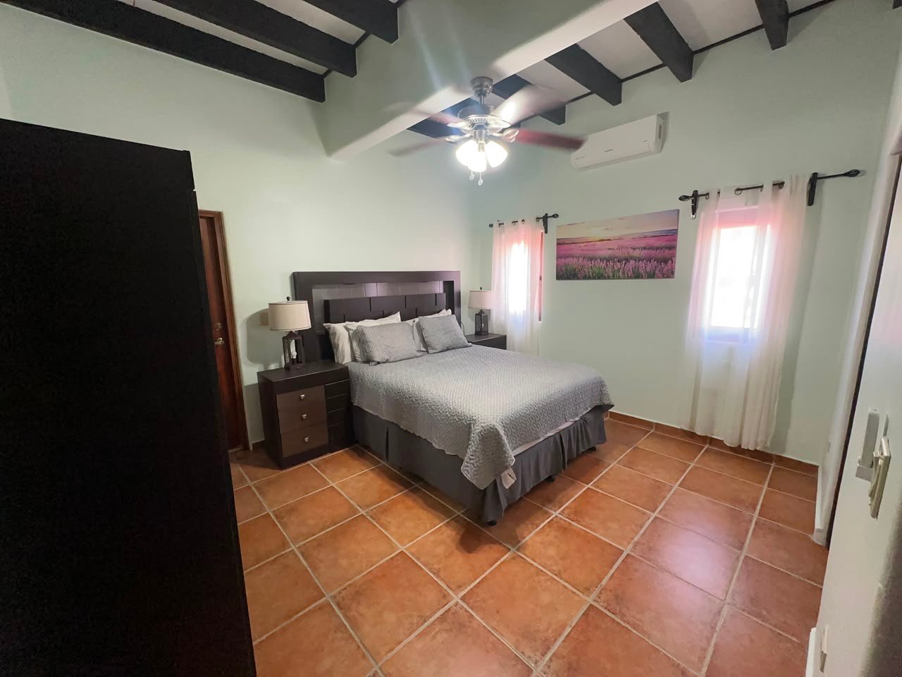 WEST BAY ROAD CONDOMINIO